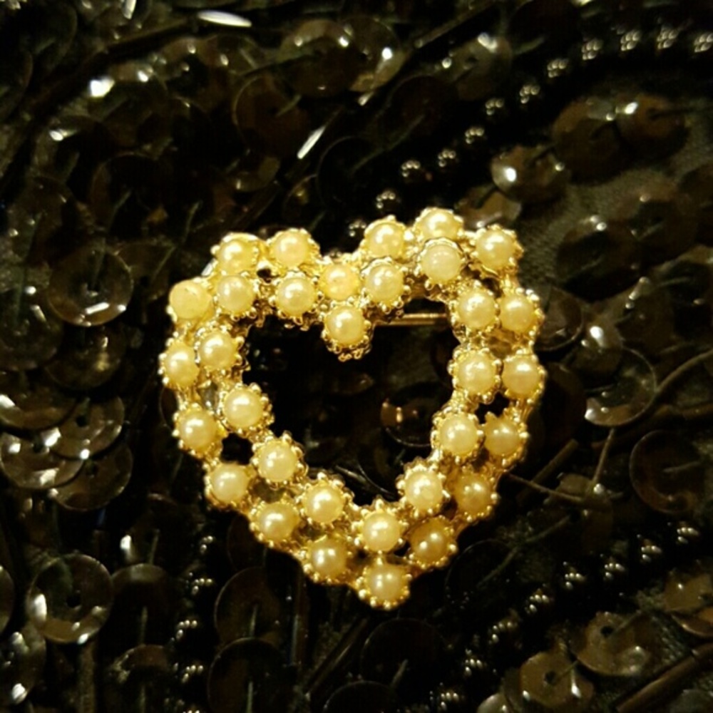 VINTAGE HEART WITHIN A HEART SMALL PEARL BROOCH